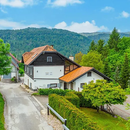 Pod Orehi - - Apartma & Glamping & Savna * Bled